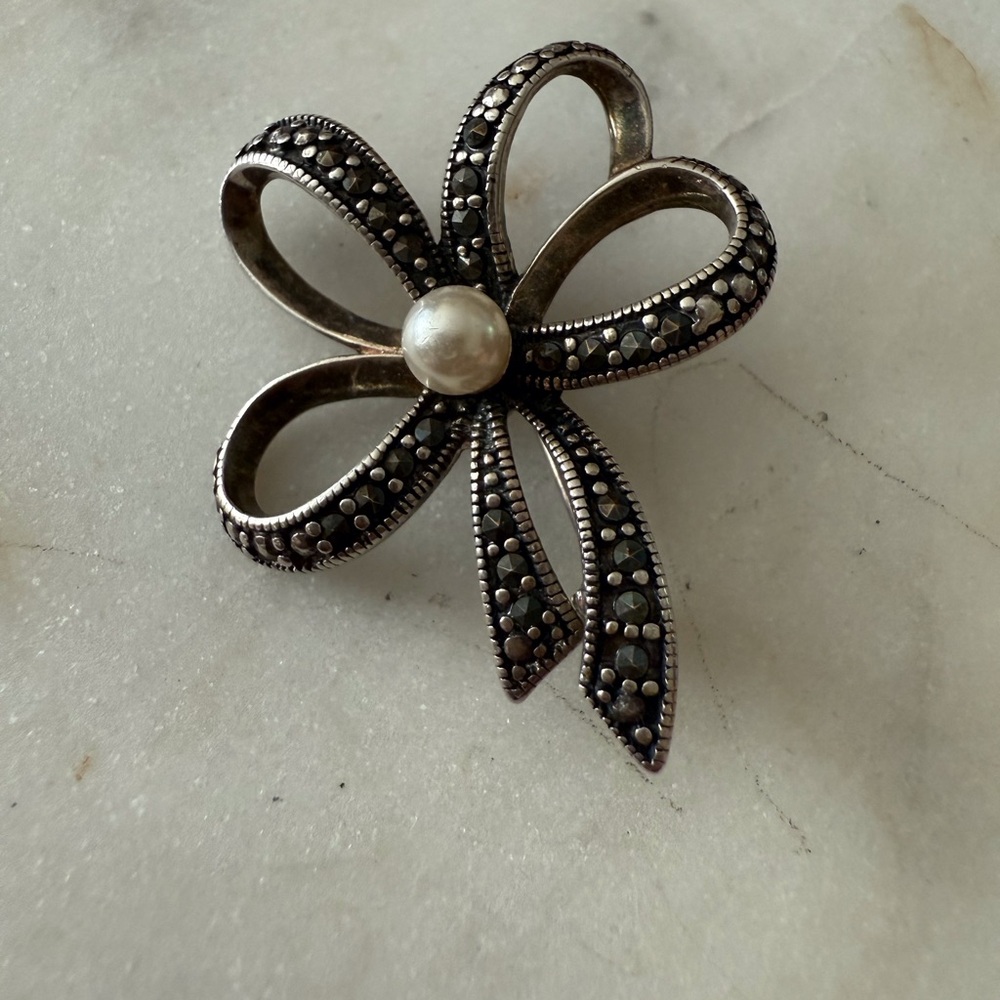 Elegant Silver Bow Brooch with Pearl Accent